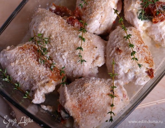 Сверху посыпаем панировочными сухарями, укладываем несколько веточек тимьяна, наливаем кипяток (около 50 мл) и ставим в разогретую духовку на 15 — 20 минут.