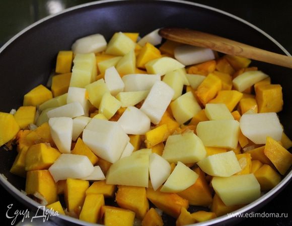 Через 10 минут добавить картофель.