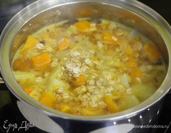 Переложить овощи в кастрюлю и залить кипящей водой, посолить, поперчить, добавить овсяные хлопья.