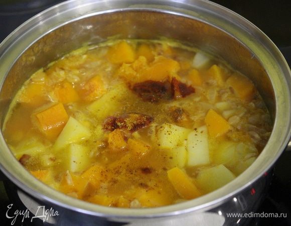 Добавить карри и паприку. Потомить на небольшом огне около 15 минут.