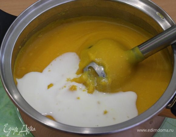 Измельчить с помощью блендера, добавив сливки.