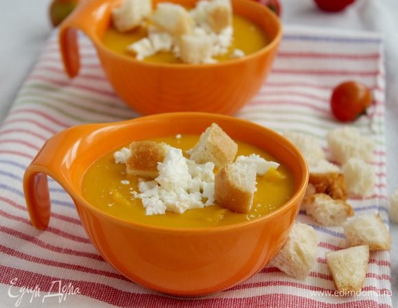 Подавать с сухариками и фетой.