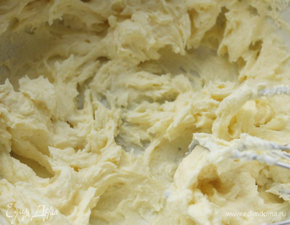 Маскарпоне комнатной температуры взбить миксером на минимальных оборотах.