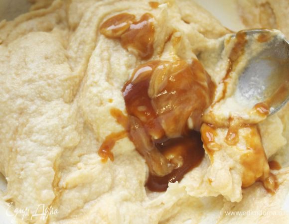 К маскарпоне добавить карамельный соус и тщательно перемешать.