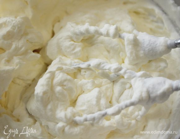 Сливки с сахаром взбить до устойчивых пиков.