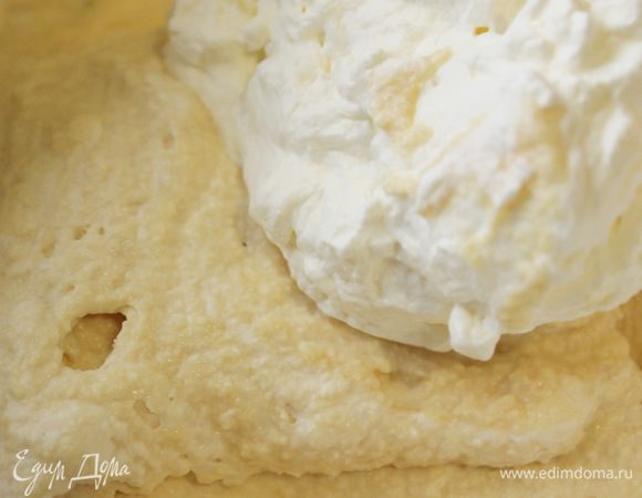 Аккуратно сливки вмешать к маскарпоне.