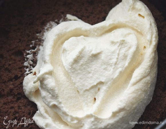 Сборка торта: на нижний корж выложить крем.