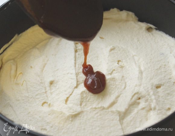 Сверху полить 3 ст. л. карамельного соуса.