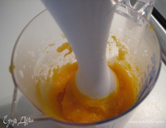 Пробить тыкву блендером в пюре.