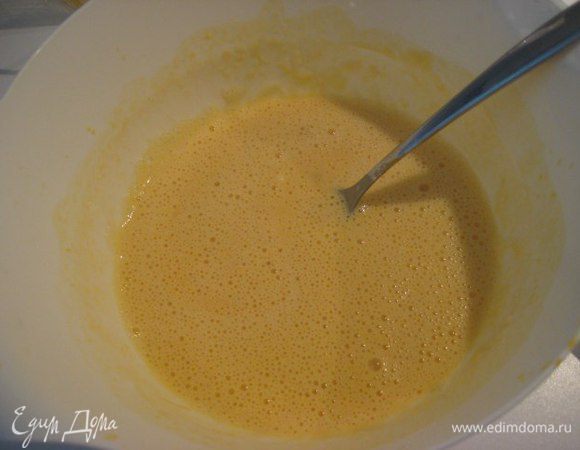 Тесто: яйца взбить с солью, добавить муку и крахмал, перемешать. Добавить тыквенное пюре и молоко, перемешать до однородности. Влить масло.