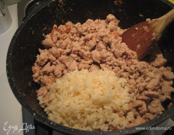 Начинка: обжарить на растительном масле лук до прозрачности. Добавить фарш (у меня домашний свинина+курица), обжарить до готовности, посолить, поперчить, добавить отварной рис. Перемешать начинку.