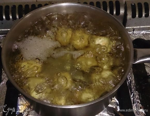 Отвариваем картофель до полуготовности.