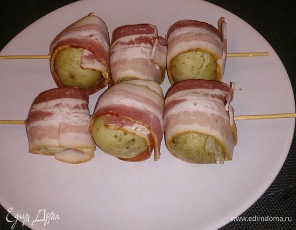 Оборачиваем беконом и насаживаем на деревянные шпажки (для духовки, либо на шампуры, если на мангале).