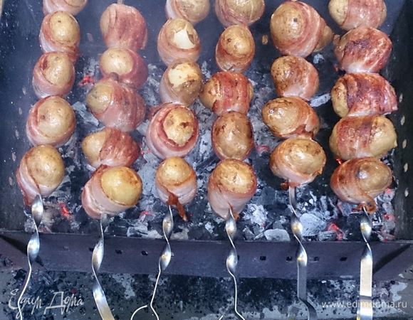 Либо ставим на мангал и жарим тоже минут 10 — 15.