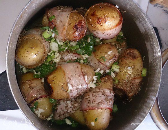 Из духовки получается вот так! Укладываем в емкость, посыпаем щедро тмином, рубим чеснок и зеленый лук, от души добавляем свежемолотый перец смесь и поливаем оливковым маслом. Накрываем крышкой, и даем постоять мин. 10, чтобы картофель и бекон пропитались ароматами тмина, чеснока и перца!