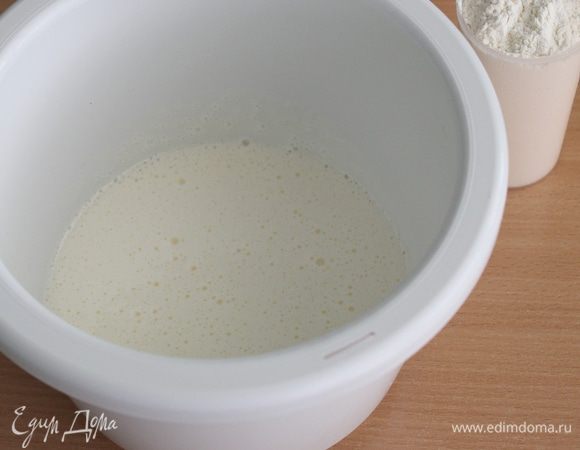 Взбить сахар и яйца до пышности.