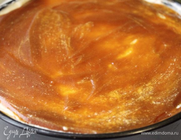 Немного разровнять карамельный соус, накрыть его коржом, и т.д.: крем, соус, корж, крем, соус, корж.