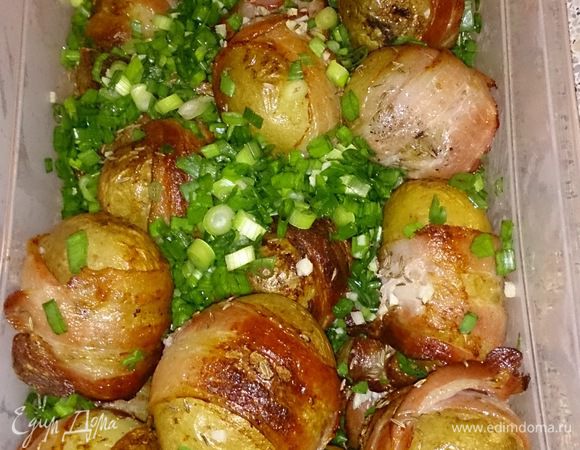 С мангала получается во так! Делаем все то же самое, что и с картофелем, который из духовки. Теперь все к столу с бокалом холодного пива! Приятного аппетита! Да, и соус обязательно: сметана, смешанная с сливочным хреном и горчицей с медом, ну очень  подходит.