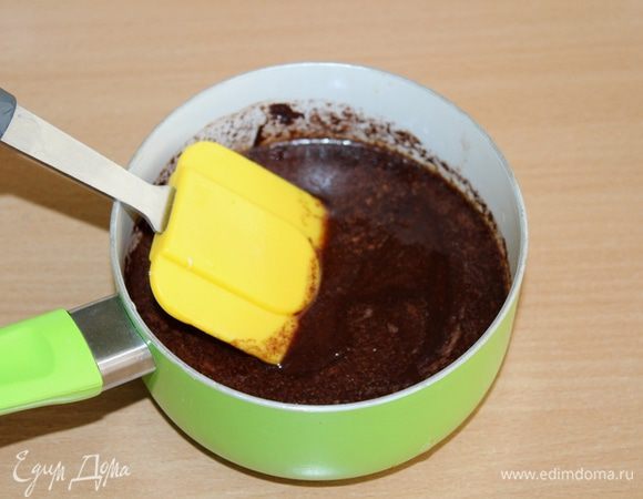 Порубить шоколад, добавить сливочное масло и растопить на водяной бане. Перемешать до однородности, немного остудить.