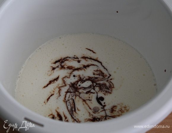 Добавьте йогурт, растопленный шоколад.