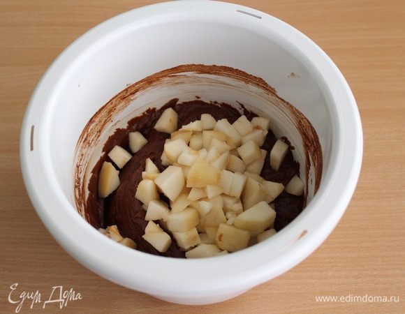 Просеять муку с разрыхлителем, размешать. Грушу очистить, порезать на небольшие кусочки, добавить в тесто и аккуратно перемешать.