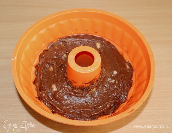 Выложить тесто в смазанную форму, разровнять лопаткой.