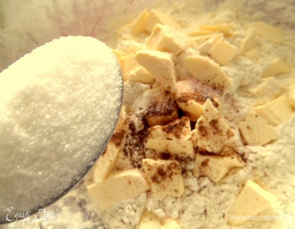 Всыпать сахар, соль и немного мускатного ореха.