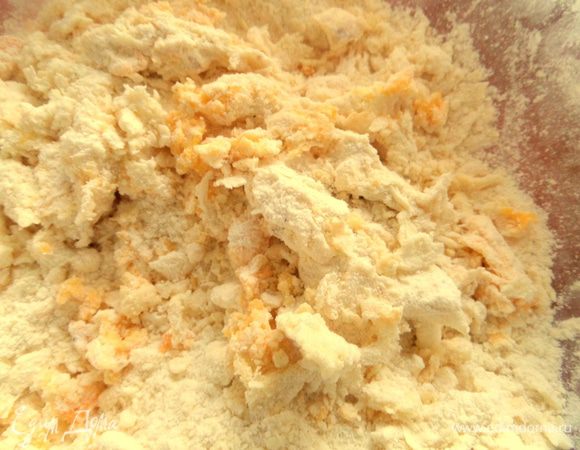 Перетереть руками быстро тесто, подливая холодную воду 1 — 2 ложки.