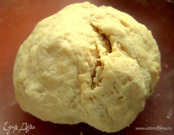 Скатать тесто в колобок и убрать в холодильник на время.