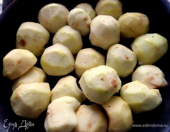 Для начинки чистим мелкие садовые яблочки, сбрызнем их лимонным соком. Подойдут и твердые, они сохранят форму, не развалятся в пюре. Делим яблоки пополам.