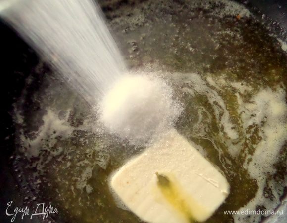 В форме (моя 22 см в диаметре), где будет печься пирог растопить масло с сахаром — 0,5 стакана. В оригинале масла больше, но нам было достаточно.