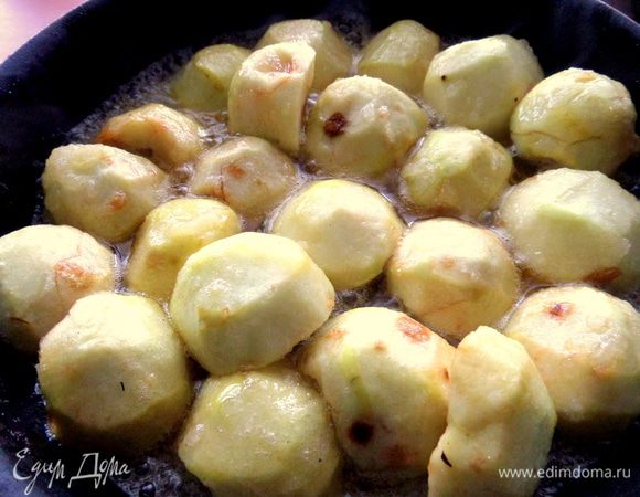 Начинаем «обжаривать» в сиропе яблочные половинки. Можно поставить их ребром, если хотите вместить больше.