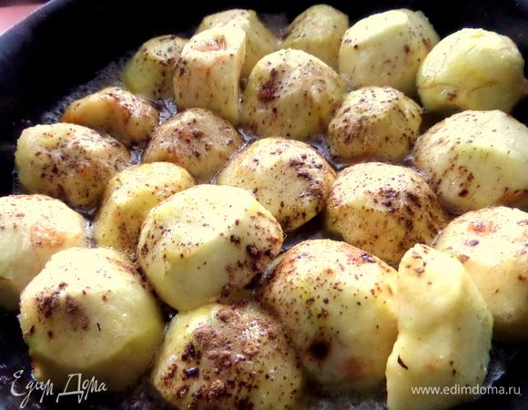 Посыпать корицей.