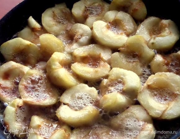 Перевернуть половинки, тушить в сиропе дальше.