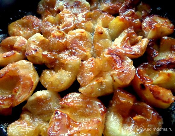 За 15 минут я еще переворачивала половинки пару раз,пока они не стали золотистого карамельного цвета. Вот тут и пригодилась твёрдость яблочек!