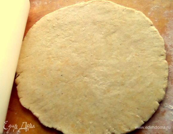 Достать тесто и раскатать в круг не очень тонко. Это будет дно-основа. Пласт должен быть больше Вашей формы.