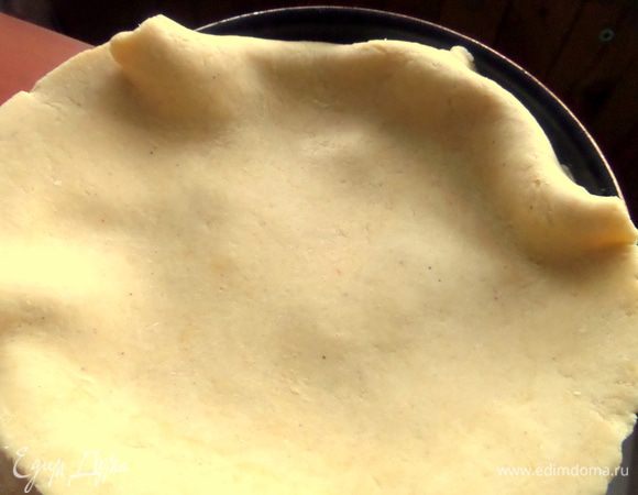 Начинаем подгибать внутрь края теста, чтобы оно оказалось между формой и яблоками. Это не трудно и края допускаются неровные.