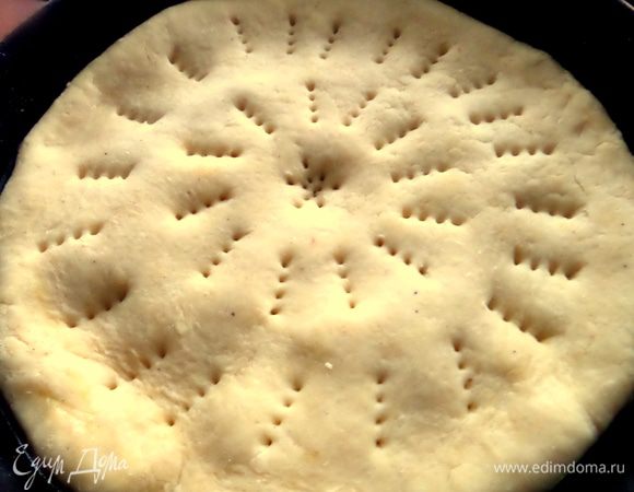 Наколоть верх вилкой.