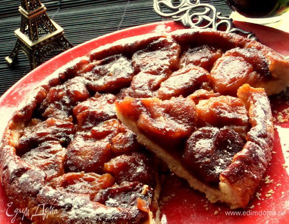 Подаем с мороженым, взбитыми сливками или густой сметаной.