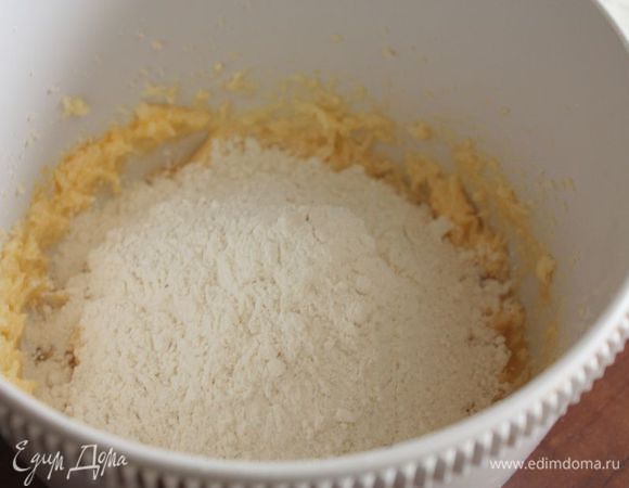 Просейте муку вместе с разрыхлителем и замесите песочное тесто. Оно получится очень пластичным и приятным. Готовое тесто оберните пищевой пленкой и уберите в холодильник на полчаса.