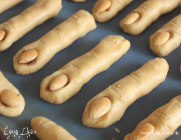 В конце сделайте небольшие надсечки ножиком на каждом "пальце" и отправляйте печенье в духовку! Выпекайте 15-20 минут при 180°С. Подавать можно с молоком. Получается очень вкусное песочное печенье со сливочным вкусом! Приятного вам чаепития!