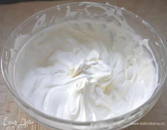 Отделите белки от желтков. Взбейте белки до твердых пик.