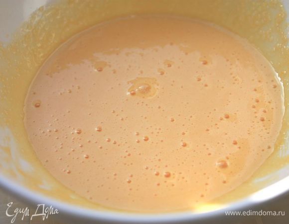 Взбивайте желтки с сахаром в течение 5 минут, чтобы масса посветлела и увеличилась в объеме. Добавьте к желтках сыр и снова тщательно взбейте.