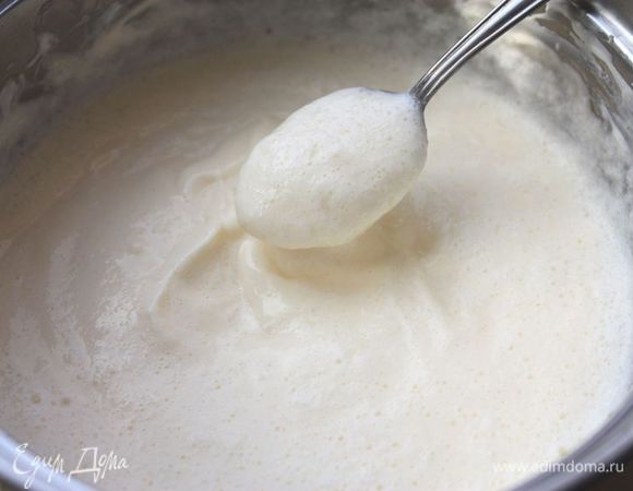 Аккуратно, частями, введите взбитые белки в сырную смесь. Здесь важно белки не перебить: крем должен получиться воздушным.