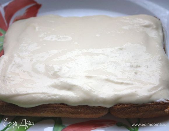 Сварите крепкий эспрессо, добавьте в него коньяк (у меня уходит 2 — 3 кружки по 150 — 200 мл). Вылейте кофе в тарелку с плоским дном и как можно быстрее окуните туда печенье савоярди (положили одной стороной, тут же перевернули другой, убрали). 

Как тирамису собирается: возьмите форму для запекания или контейнер. Можно выстелить дно и стены пищевой пленкой. На основание формы очень плотно укладывается пропитанное кофе печенье савоярди, сверху идет слой крема. Слой не должен быть слишком толстым! Толщины в палец достаточно. Поверх слоя крема опять идет слой печенье и так далее. 

Рекомендую делать не более трех слоев! Последним должен идти слой крема. Щедро присыпьте его какао-порошком, просеивая его через сито. Потом закройте форму пленкой сверху и уберите в холодильник на 3 — 4 часа.

Не берите слишком больших форм! Лучше взять несколько маленьких, чем одну большую. В большой форме за 4 часа тирамису в середине не схватится и будет разваливаться. 

Подавать его лучше всего с кофе. Приятного чаепития!