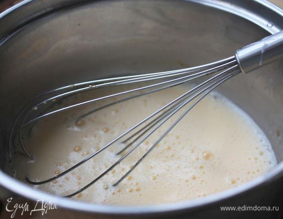 За час до приготовления достаньте все продукты из холодильника, чтобы они стали комнатной температуры. В теплое молоко добавьте дрожжи, сахар и соль. Растопите сливочное масло, и вместе с яйцами введите в молоко.