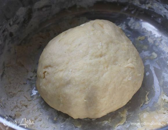 Переложите тесто в сухую и чистую емкость, накройте полотенцем и оставьте подходить на 1 час в теплое место.