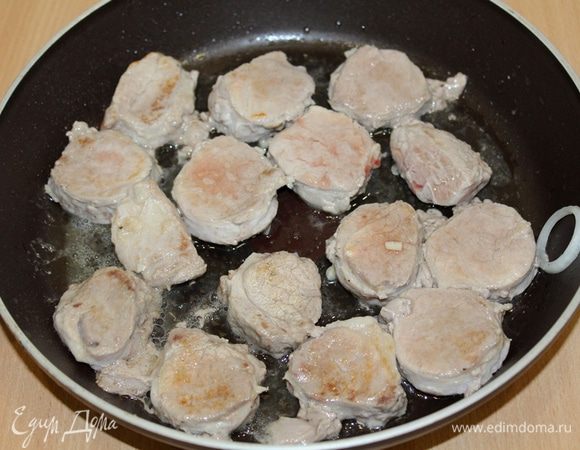 Свинину обжарить до румяной корочки и убрать на тарелку.