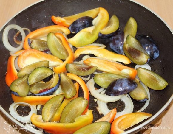 В этой же сковороде подрумянить лук, добавить перец, сливу, готовить 3 минуты.