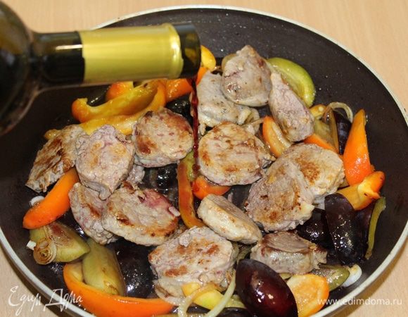 Вернуть в сковороду мясо, залить вином. Посолить, поперчить по вкусу.